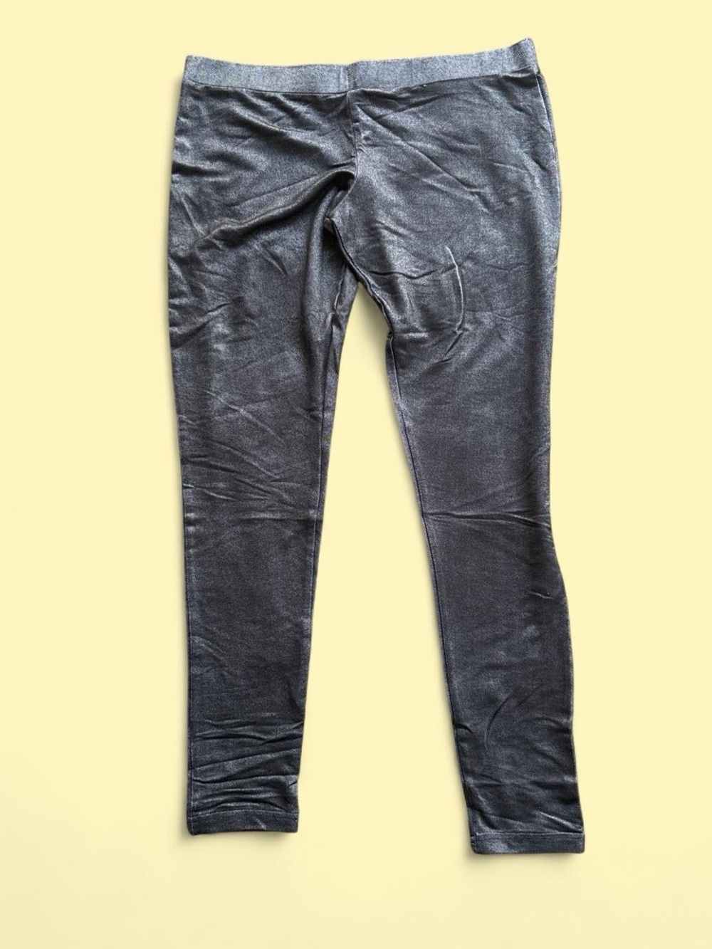 ✨Black leggings with a subtle textured pattern, size 34✨